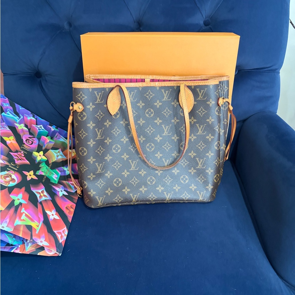 Louis Vuitton Neverfull  MM  Monogram Tote w/Pink interior excellent condition!